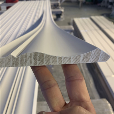 Fuktbestandig hvit grunnet kronelister i tre for dekorasjon