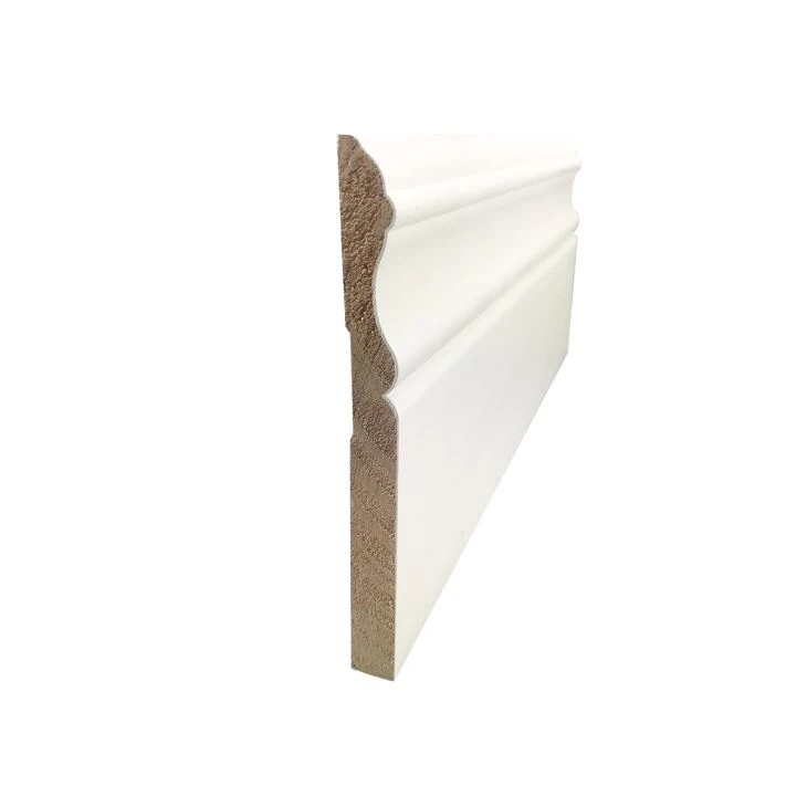 Hvit grunnet furu baseboard